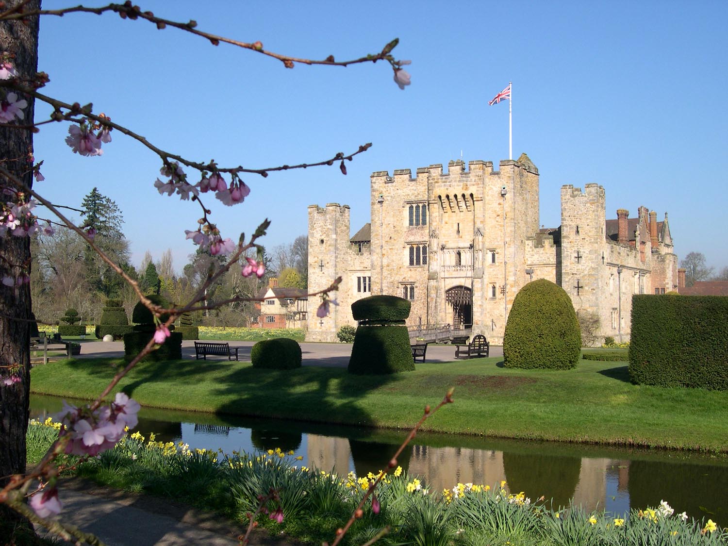 Hever Castle Exterior.jpg